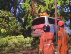 Lawan Arah, Mobil Nyelonomg ke Taman Setelah Tabrak Motor dan Becak