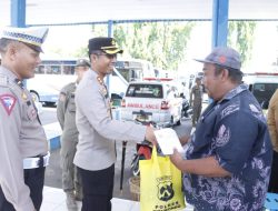 Kapolres Situbondo Bagi-Bagi Sembako Untuk Sopir Angkutan Umum