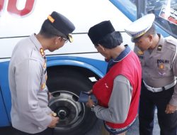 Jelang Nataru, Polres Situbondo Bersama Dishub Tes Urine Sopir dan Cek Kelaikan Kendaraan Umum