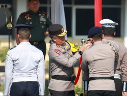 Pastikan Nataru Aman dan Lancar, Kapolda Jatim Pimpin Apel Gelar Pasukan Operasi Lilin Semeru 2023