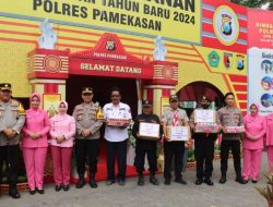 “Bentuk Kepedulian”, Kapolres Bersama Ketua Bhayangkari Cabang Pamekasan Berikan Bingkisan Kepada Personil Pos Pam Nataru