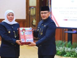 Gubernur Khofifah Serahkan SK Perpanjangan Masa Jabatan Pj Walikota Batu