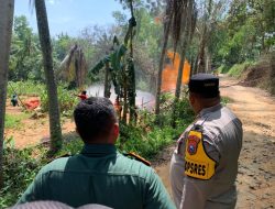 Kapolres Pamekasan Cek Galian Sumur Bor Warga Kadur yang Keluar Api Setinggi 6 Meter, Imbau Warga Tak Mendekat