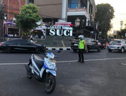 Kaposko dan Personel Ops Lilin Agung 2023 Polresta Denpasar Turut Atur Lalu Lintas di Simpang Suci Jalan Hasanudin