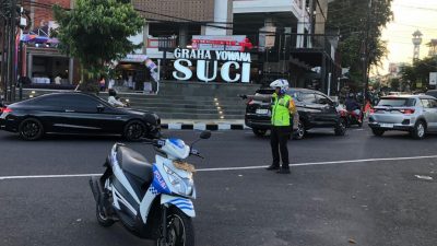 Kaposko dan Personel Ops Lilin Agung 2023 Polresta Denpasar Turut Atur Lalu Lintas di Simpang Suci Jalan Hasanudin