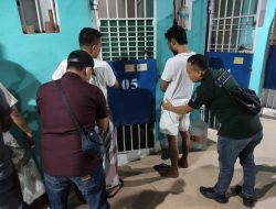 Rutin Laksanakan Razia Kamar Blok Hunian, sebagai salah satu langkah memberantas barang terlarang didalam Lapas