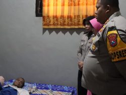 Kapolres Bersama Ibu Ketua Bhayangkari Kunjungi Anggota Yang Mengalami Sakit Menahun