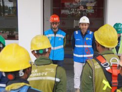 Waspadai Cuaca Buruk, PLN UP3 Jember dan PLN Icon Plus Berkolaborasi Menata Kabel di Tiang Listrik Jember