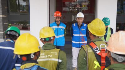 Waspadai Cuaca Buruk, PLN UP3 Jember dan PLN Icon Plus Berkolaborasi Menata Kabel di Tiang Listrik Jember