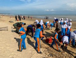 Sat Polairud Polres Tuban Sapu Bersih Sampah Laut Pantai Tambakboyo