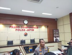 Kabidhumas Polda Jatim Kombes Pol Dirmanto, Memimpin Acara Doorstop Atas Penangkapan Ketiga Tersangka Di Sampang
