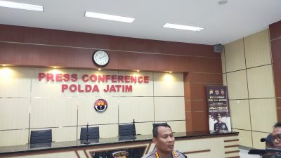 Kabidhumas Polda Jatim Kombes Pol Dirmanto, Memimpin Acara Doorstop Atas Penangkapan Ketiga Tersangka Di Sampang