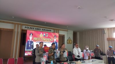Polrestabes Surabaya Mengungkapkan Kasus Kematian 3 Personil Band Di Cafe Hotel Surabaya.