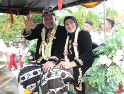 Disambut Ribuan Masyarakat dan Siswa – Siswi, Kirab Aba Idi Pamit Berlangsung Penuh Haru