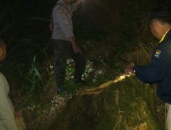 Kapolsek Kadur bersama anggota mendatangi penemuan mayat di dusun ruberru , desa Kertagenah Tengah Kadur pamekasan