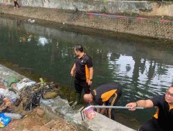 Antisipasi Banjir, Polres Sumenep Bersihkan Bantaran Kali Marengan