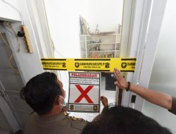 JUAL MIHOL TAK BERIZIN, SATPOL PP SURABAYA SEGEL TOKO DI TENGAH PERKAMPUNGAN
