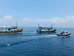 Polres Sampang Kerahkan Kapal Polisi Kawal Logistik Pemilu 2024 Seberangi Perairan Sampang