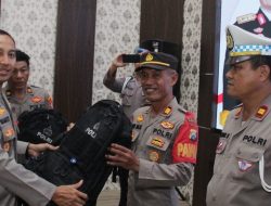 Kapolres Kediri Kota Serahkan Perlengkapan Perorangan Lapangan Kepada Ratusan Personel Pam TPS