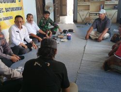 KAPOLSEK TAMBERU CURHATAN DENGAN WARGA TAMBERU