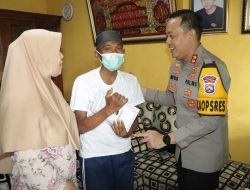 Kepedulian Kapolres Gresik Jenguk Anggota yang Sakit