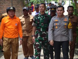 Kapolres Bersama Dandim 0810/Nganjuk Meninjau dan Berikan Bantuan Kepada Korban Puting Beliung
