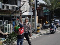 Sat Lantas Polres Gresik Sigap Tangani Putusnya Kabel Listrik di Simpang 4 Kebomas