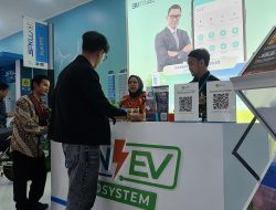 Kunjungi Booth PLN di IIMS 2024, Menteri BUMN Dorong Kendaraan Berbasis Energi Hijau Tumbuh Masif