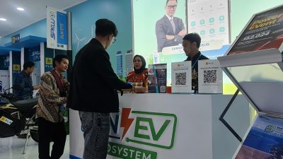 Kunjungi Booth PLN di IIMS 2024, Menteri BUMN Dorong Kendaraan Berbasis Energi Hijau Tumbuh Masif