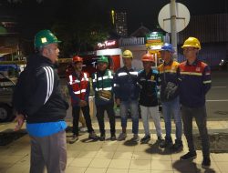 Jaga Estetika Kota Surabaya, PLN Icon Plus Melakukan Pembongkaran Kabel Tidak Terpakai di Jalan Embong Malang, Surabaya