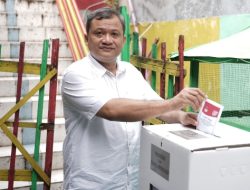 Pj Bupati Sampang Salurkan Hak Pilih di TPS 38 Kelurahan Gunung Sekar