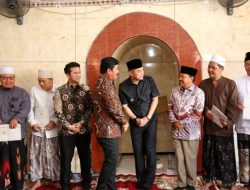 WALI KOTA ERI CAHYADI DAMPINGI MENTERI ATR/BPN SERAHKAN SERTIFIKAT TANAH WAKAF DI PONPES AN-NAJIYAH SIDOSERMO