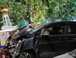 4 Orang Terluka Setelah Mobil Innova Hitam Tabrak Pedagang Kacang dan 2 Mobil lainnya di Jalan Raya Darmo