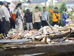 Pj Gubernur Jatim Tinjau Dampak Bencana Angin Kencang di Pamekasan