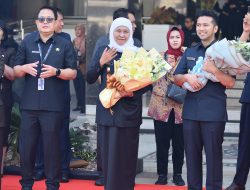 Gubernur Khofifah dan Wagub Emil Pimpin Apel Pagi Terakhir Bersama ASN Pemprov Jatim