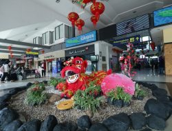 KAI Daop 8 Surabaya Hias Stasiun dengan Ornamen Khas Imlek