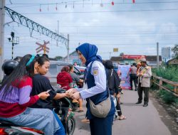 KAI Commuter Rutin Lakukan Sosialisasi Tertib Lalu Lintas di Perlintasan Sebidang