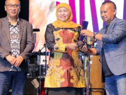 Gubernur Khofifah Raih Penghargaan Tokoh Nasional Peduli Ekonomi Kerakyatan dari PWI Jatim