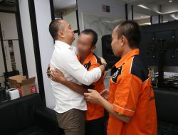 Wali Kota Eri Cahyadi Jenguk dan Maafkan Tersangka Perusakan Batu-Batu di Pantai Kenjeran