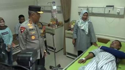 Kapolda Jenguk Para Korban “Alhamdulillah, Kondisi 10 Anggota Jibom Gegana Brimob Polda Jatim Baik Baik Saja”