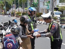 Berikan Souvernir Pengendara yang Patuh, Satlantas Polres Tuban Menindak Pelanggaran Lalin Dengan Cara Humanis