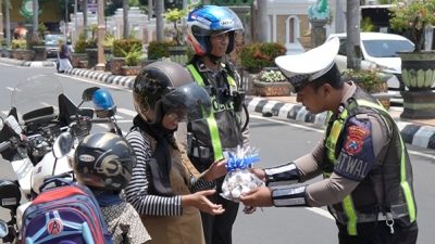 Berikan Souvernir Pengendara yang Patuh, Satlantas Polres Tuban Menindak Pelanggaran Lalin Dengan Cara Humanis