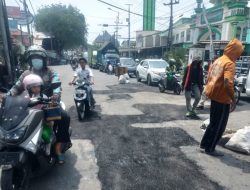 Jalan Berlubang Ruas Lingkar Timur dan Brigjen Katamso Waru Mulai Diperbaiki Dinas PU Bina Marga Sidoarjo