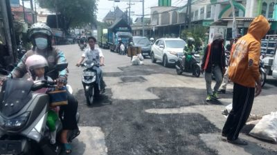 Jalan Berlubang Ruas Lingkar Timur dan Brigjen Katamso Waru Mulai Diperbaiki Dinas PU Bina Marga Sidoarjo
