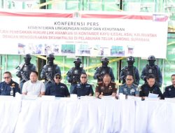 Asintel Danlantamal V Ikuti Konferensi Pers Operasi Pengamanan Peredaran Hasil Hutan Kayu Ilegal di Surabaya