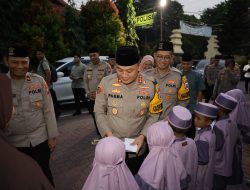 Safari Ramadhan ke Jajaran, Kapolrestabes Surabaya Beri Taliasih untuk Anak Yatim