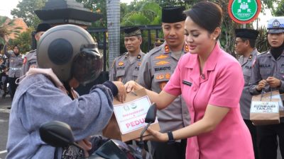 Ramadhan Berkah, Polres Kediri Kota dan Bhayangkari Berbagi Takjil Jelang Berbuka Puasa