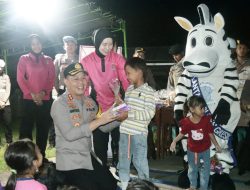 Kapolres Gresik Kunjungi Pulau Bawean dan langsung Hibur Anak-Anak Korban Gempa di Bawean