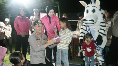 Kapolres Gresik Kunjungi Pulau Bawean dan langsung Hibur Anak-Anak Korban Gempa di Bawean
