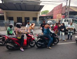 Aliansi Wartawan Surabaya Provinsi Jawa timur Bagi takjil Di sekitaran Jalan Jaksa Agung Suprapto